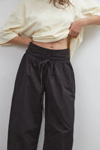 Load image into Gallery viewer, Boundary Double Layer Barrel Pant-Black
