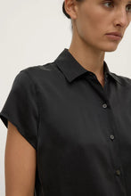 Load image into Gallery viewer, Karri Silk Short Sleeved Shirt-Black