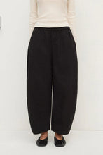Load image into Gallery viewer, Lola Barrel Pant-Black