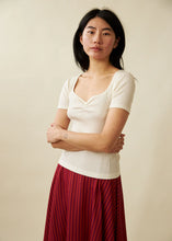 Load image into Gallery viewer, Swan Tee-Cream