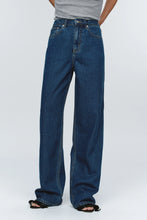 Load image into Gallery viewer, Relaxed Curve Jean-Washed Indigo