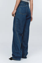 Load image into Gallery viewer, Relaxed Curve Jean-Washed Indigo